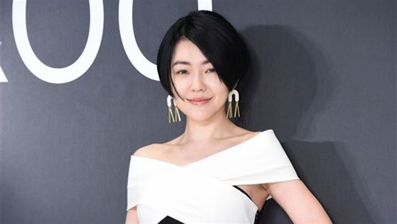 小S淚灑攝影棚影片曝光！激動摀臉不說話　喪姊之痛難平復停工半年