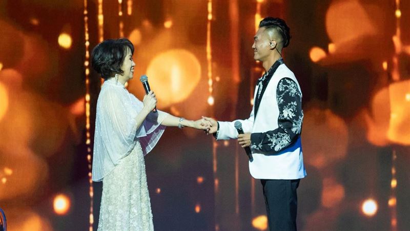 林俊逸新戀情曝光？緊黏64歲重量級歌后　苦等34年終於美夢成真