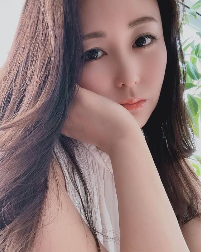 麻衣離婚恢單2年！「沒想到的人給我聯繫」　深夜失眠PO床照：互相懷念