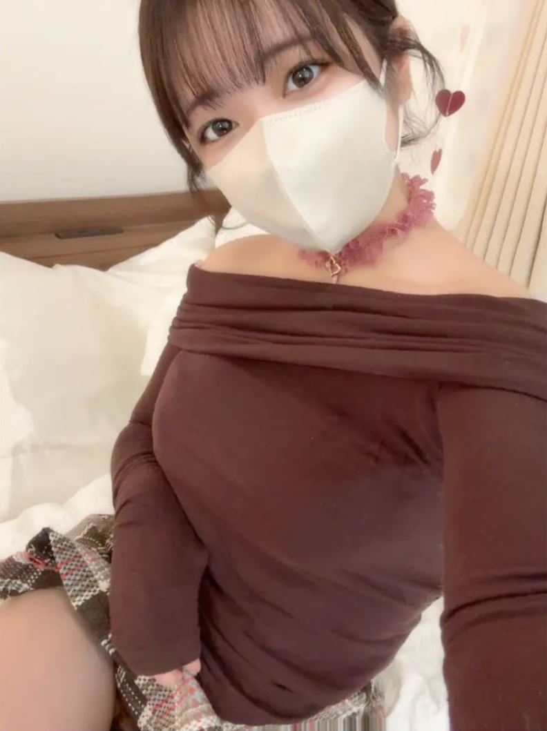 日本挺進世界盃！櫻花妹球場脫衣「胸部挺出狂晃」遭球迷罵爆：滾出日本