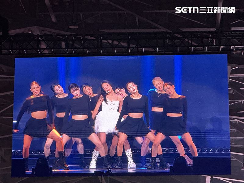 直擊／JISOO奶音喊「水啦」寵粉　嗨跳〈Flower〉臉頰愛心不間斷