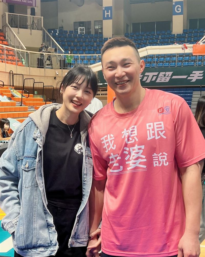 很兇!嚴立婷翻出高中嫩照 穿「低胸背心」打球笑了:不合理吧