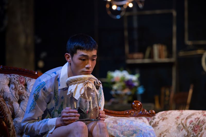 林依晨挺孕肚支持師弟！看舞台劇做胎教　《影后》男星驚吐台上出意外