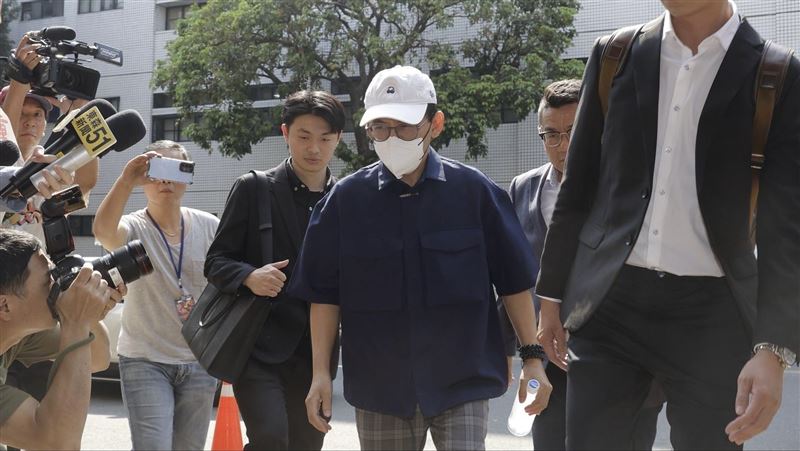 黃子佼看不雅片辯稱紓壓！律師不忍痛曝「1關鍵」：可判刑數千年