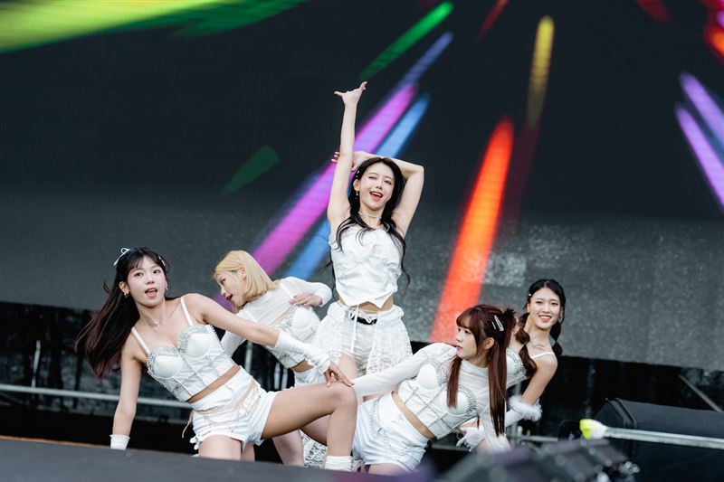 不甩「坐腿上爭議」！李雅英現身高雄濕身開唱　電臀辣翻全場