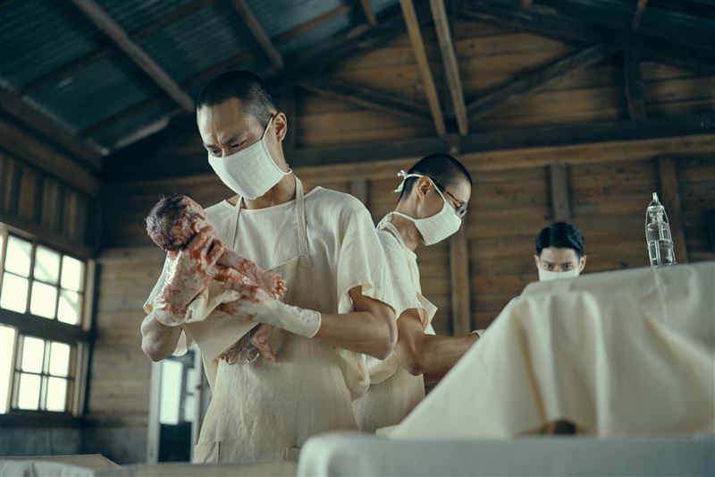 女星「面臨難產」吐心聲：像待宰羔羊　狼狽模樣被拍！謝醫不嫌大嗓門