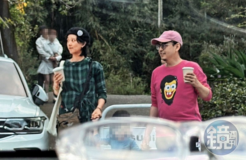 臉上掛著笑容　直擊黃子佼帶孟耿如遛女享天倫