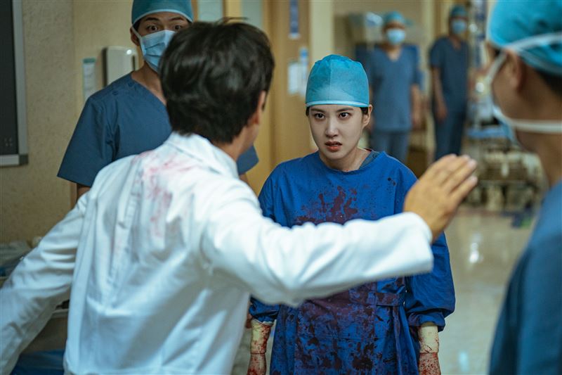 朴恩斌「深山埋屍」邊哼古典樂！ 《狂醫魔徒》變態對決　顛覆醫學倫理