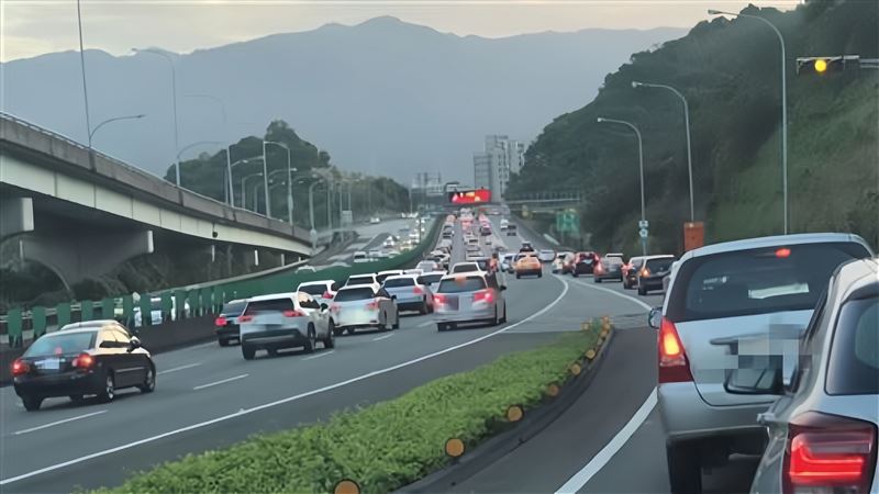 清明掃墓人潮爆滿！殯葬達人勸避開正日「曝3招」避塞車又能安心祭祖