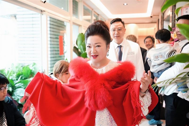 16次試管嬰兒失敗！69歲白冰冰突被目擊現身醫院　「求子內幕」曝