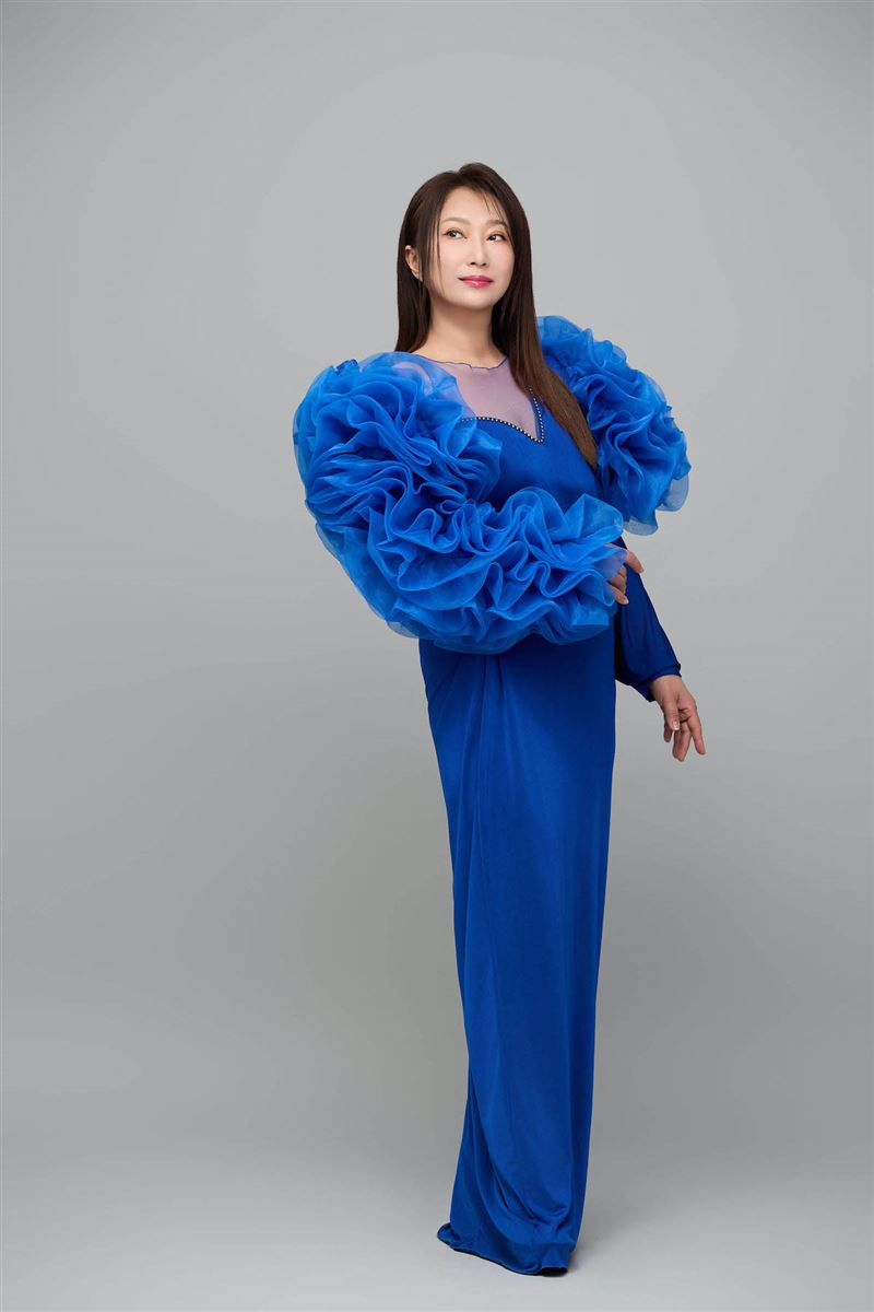 前老闆先斬後奏！56歲苦情歌后宣布「重大消息」罕露深V狀態驚人