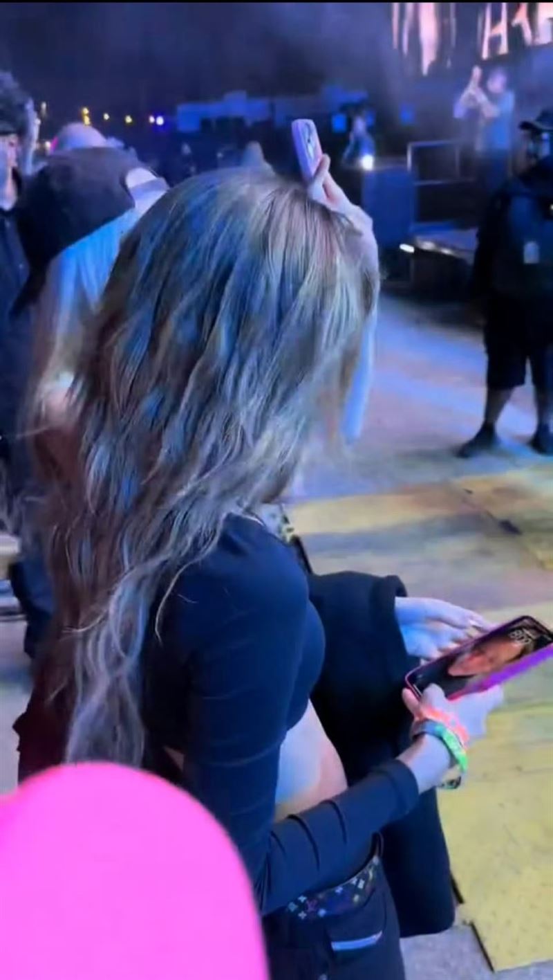 Lisa手機桌布外流！科切拉錄Jennie表演被側拍　疑是「世界首富兒子」