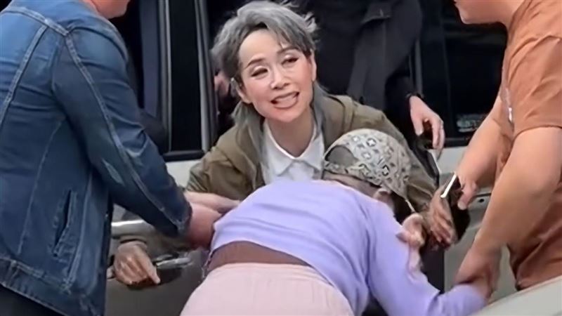 葉童慘遭粉絲拽下車！影片曝光登微博熱搜　高EQ反應網讚翻