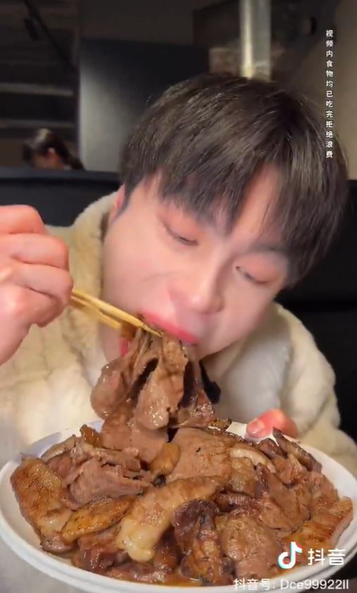 中國大胃王喊「教訓鬼子」掃空日本Buffet　中網也看不下去：已檢舉