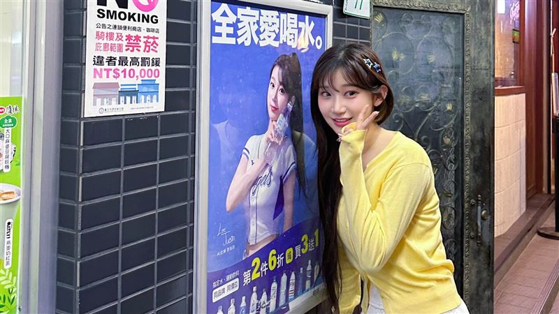 李珠珢現身臨江街夜市　和「自己」合影！品嚐鹽酥雞、玩打彈珠