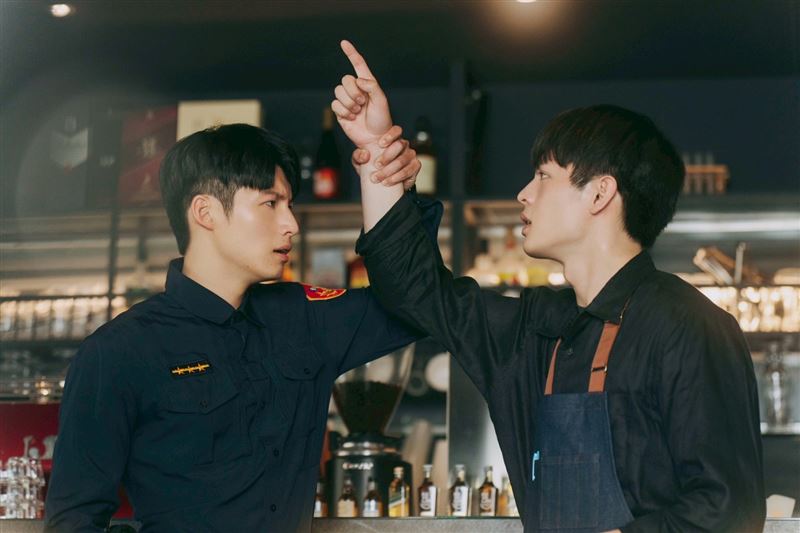 「鮮肉帥警」惹禍了！真實身份曝光　引發網友暴動嗨喊：排隊報案