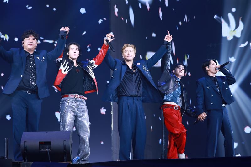 SUPER JUNIOR驚喜合體！來台狂嗑「這美食」喊：沒辦法不愛台灣