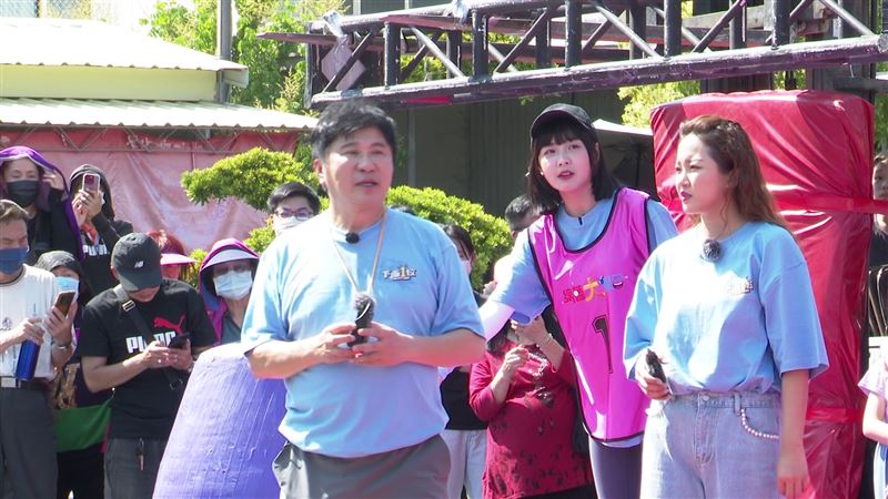 胡瓜開跑車錄外景　辣妹相伴用頭撞氣球！南部狂搖電臀