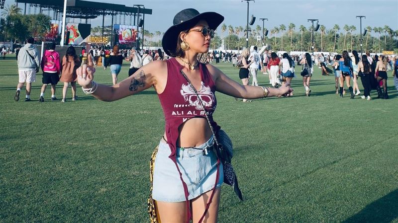 美國音樂節正妹竟是金曲歌后！穿超級辣衣服剪破　特別來朝聖女神卡卡　