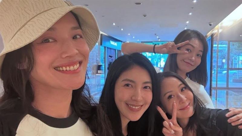 舒淇自拍美照！意外捕捉兩大女星躲在後面　佔首位臉還是超小超美