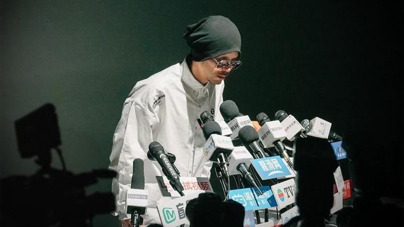 黃明志疑舔共道歉認錯了！淚灑記者會鞠躬　千錯萬錯都是我的錯