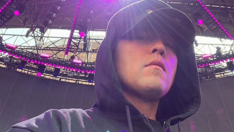 周杰倫自拍照藏玄機!第三張照片頭頂發光 粉絲狂刷留言為這件事