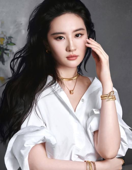 曾自嘲「全家最醜」！劉亦菲25年前「中學舊照」遭曝　模樣震撼全網