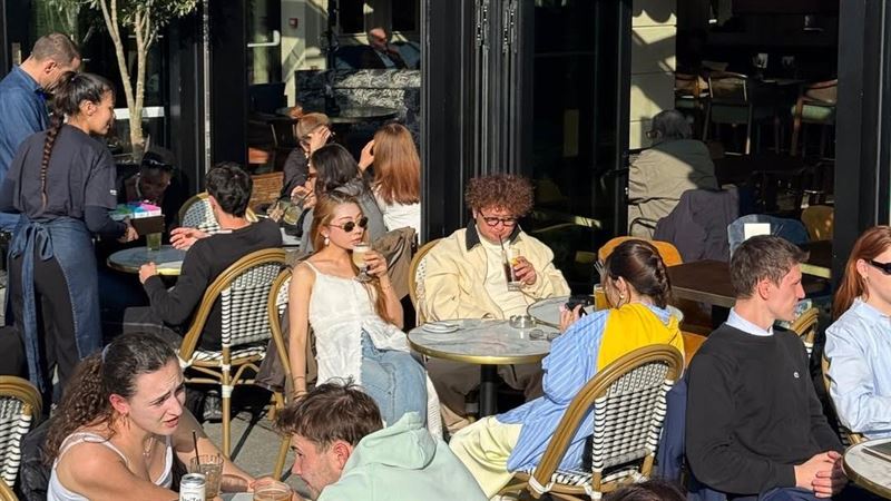 巴黎街頭驚見超大咖台灣藝人！爆炸頭藏身人群中　秒認出是誰