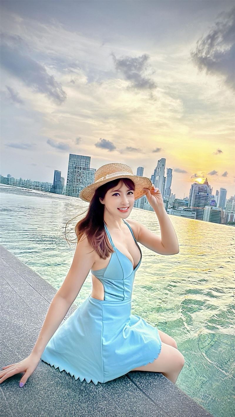 前主播脫了！曬爆乳泳裝池畔辣照　認了「後悔」：漲奶兩倍時沒PO文