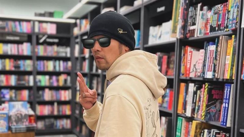 周杰倫藏身書店裝文青！悠晃商場無人發現　老婆昆凌相伴跟拍帥照