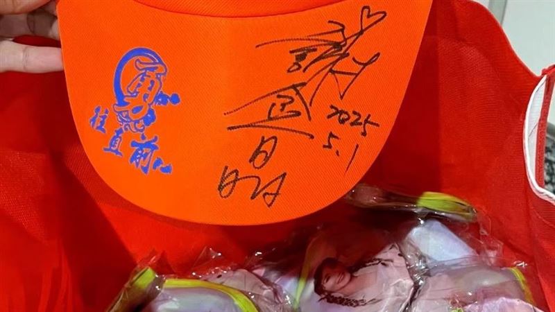 獨家／白沙屯媽祖進香路邊發結緣品！驚是豬哥亮愛女　特製1000份小扇子