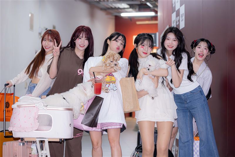 樂天最萌主場日！廉世彬抱狗一整天喊幸福