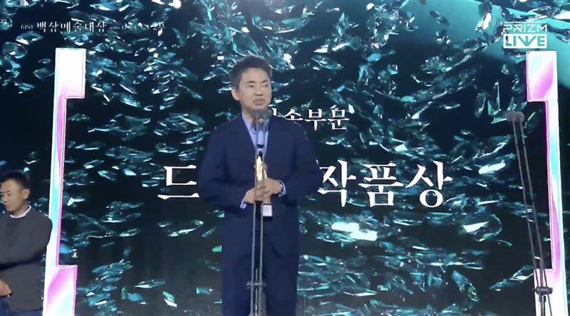 【韓國百想】沒等到《苦盡柑來》播出　IU男友媽癌世她不捨表情全被拍