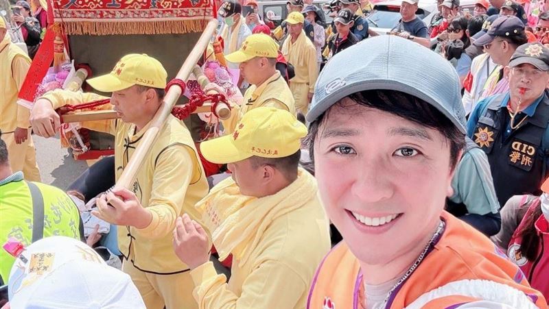 白沙屯媽祖志工竟是大咖歌手！現場幫忙發餐點　狂被信眾求合照