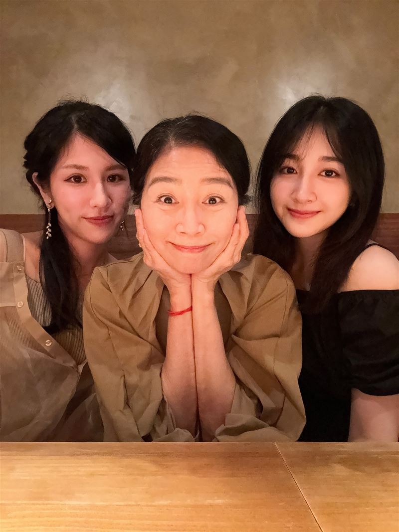 校花女兒出道就拍內衣廣告　方文琳不忍了吐心聲！逆齡同框如三姊妹