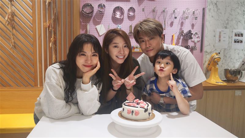 超大咖歌后變包姆！藏身天團家中幫顧小孩　一家四人親密合照曝光