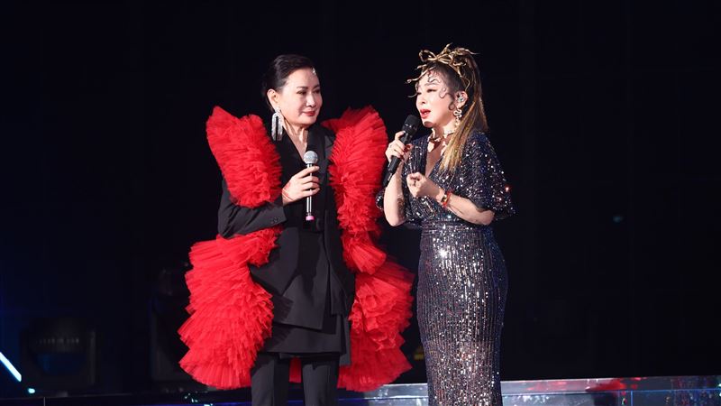 王彩樺台上突然爆哭！逝世綜藝天王突現身　陳亞蘭也忍不住崩潰大哭