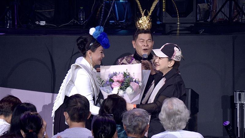 藍寶石歌廳秀台下超多大咖！80歲楊麗花驚喜現身　92歲鑽石歌王也來了