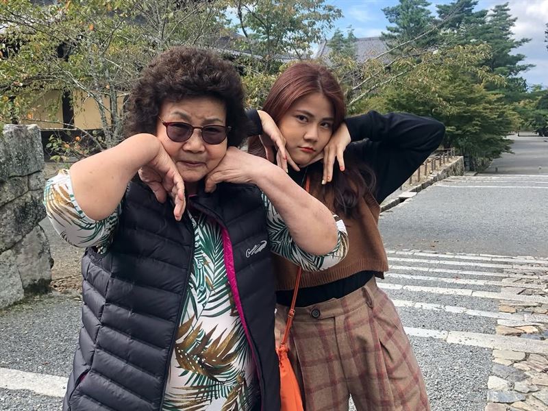 嘎妹母親節深夜發文！盼嘎嬤「入夢」　憶生前送金戒：知道以後會想我