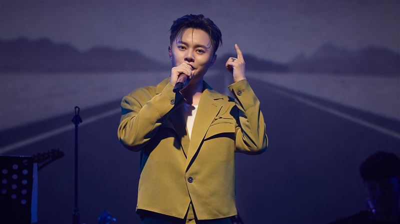 許富凱唱〈浪流連〉飆高音破音！完整影片被公開　苦喊：為什麼，氣誒！