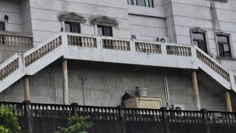 馬桶用金子打造!「獨臂刀王」故居4億豪宅淪成猴寨 驚人畫面曝光