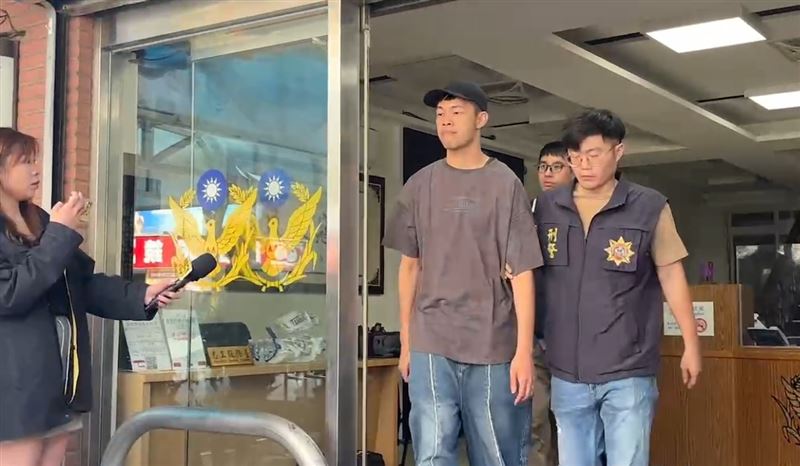 昔砸50萬動刀！罔腰遭酸：當兵沒　親曬「服役真實照片」回擊