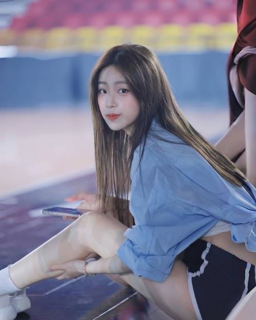 紅到韓國了！小龍女「街頭掀衣」辣露水蛇腰熱舞　網爆動：太誇張