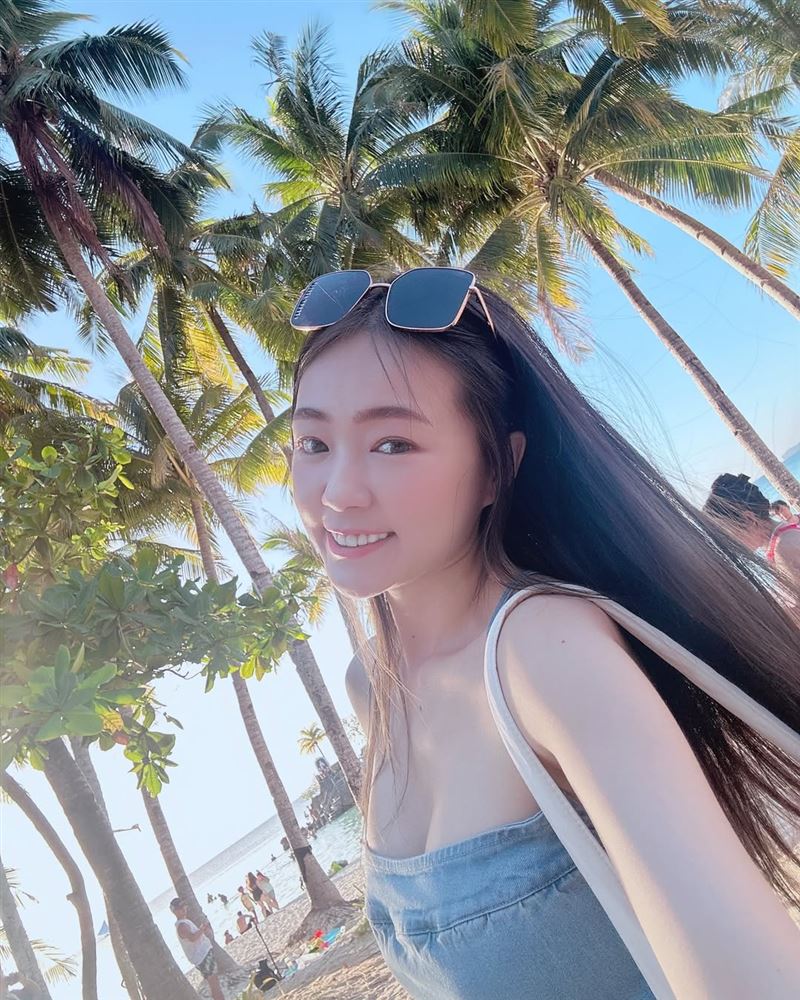 ㄚ頭峇里島解放比基尼！緊貼兩鮮肉甜笑　網急喊：老公快遮眼睛