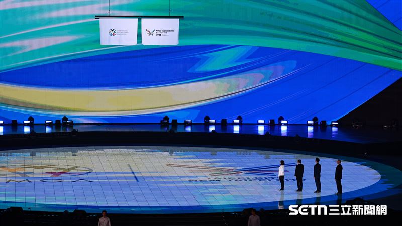 世壯運盛大開幕！影后張艾嘉活力亮相　攜手黃仁勳、104歲人瑞點燃聖火