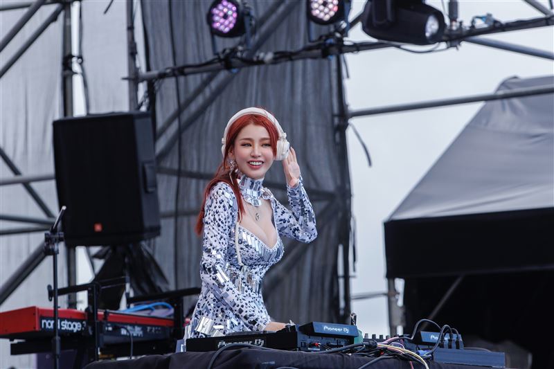 美女DJ超兇戰袍炸場！攜男星合體掀高潮　嗨爆台東東浪嘉年華