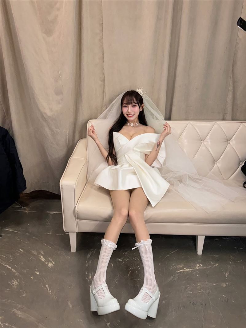 林襄命定白紗美照曝光！爆乳、鉛筆腿太犯規　嬌嗔：不收藏嗎？粉絲全暈