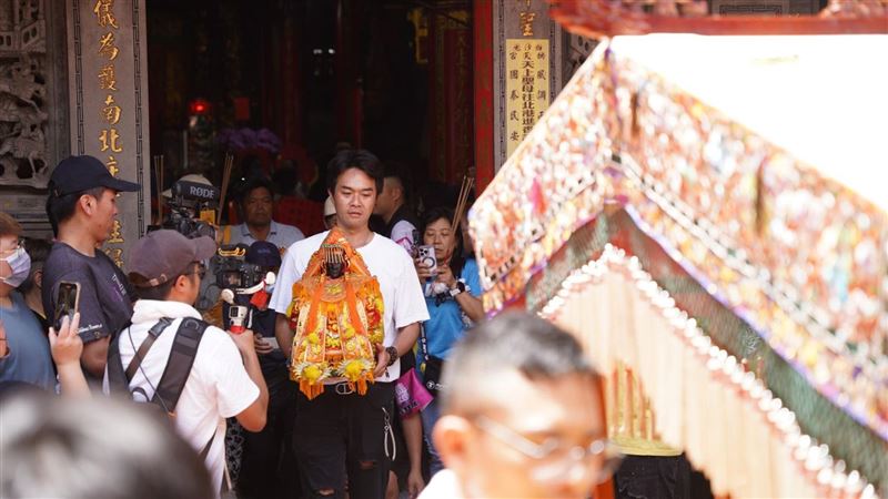 超大咖男星手捧白沙屯媽祖！顯神蹟大感動　挺過人生低谷翻轉事業