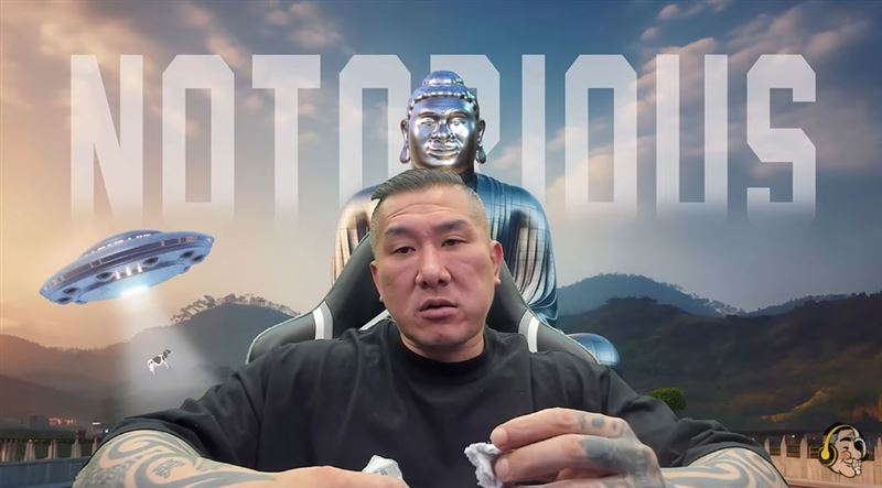 館長宣布前進中國！登微博「全身刺青」慘遭馬賽克　網酸：只能穿長袖了