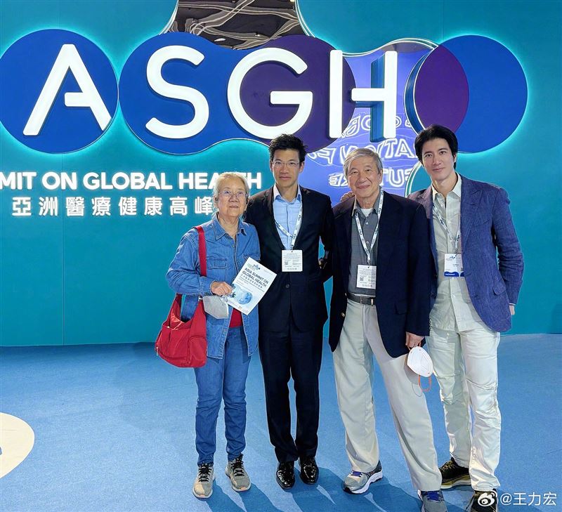 王力宏認了「家族裡我最差」!曬照挺哥演講 全家學歷曝光網嚇傻